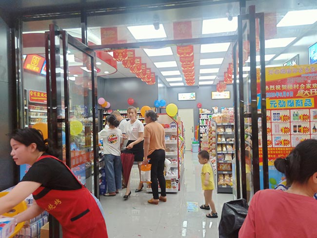 楼村合家欢便利店开业购物现场