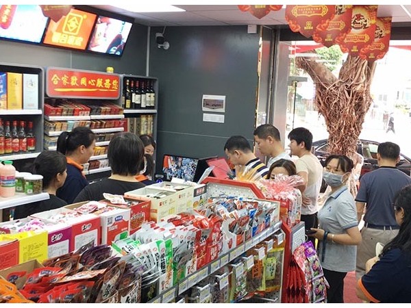 东莞连锁便利店加盟店余凤文合家欢新张大吉