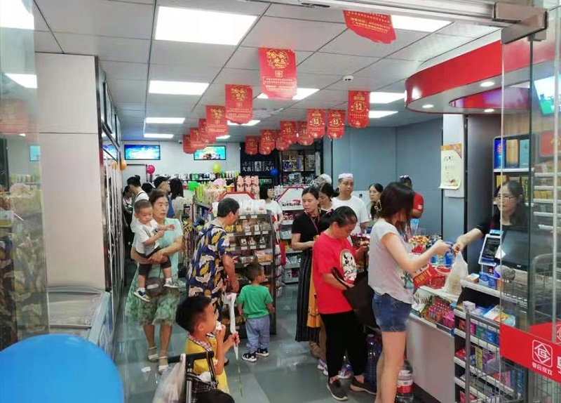 健康花城合家欢便利店加盟店开业现场经营图